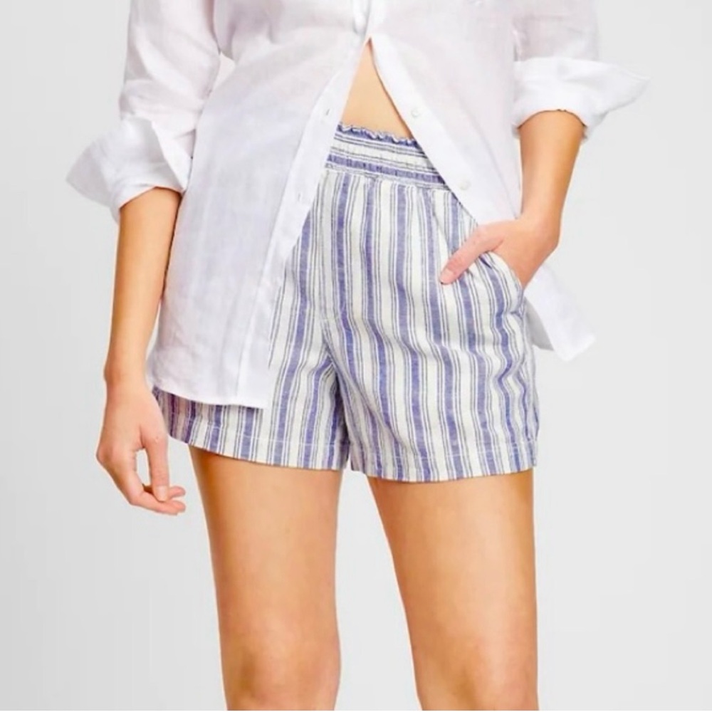 NWT. GAP 4" Smocked Stripe Short Size: large